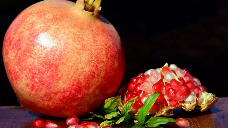 Lima Buah Tropis Berwarna Merah yang Baik untuk Kesehatan