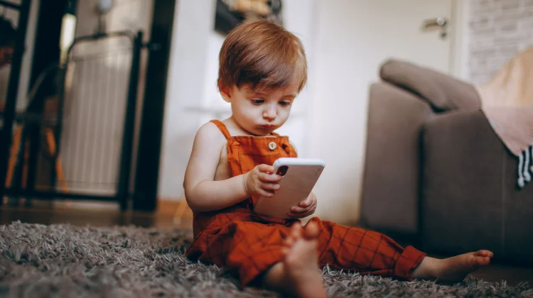 Orang Tua Perlu Mengawasi Anak agar Tidak Kecanduan Gadget