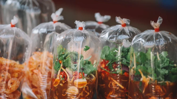 Waspadai Bahaya Plastik untuk Membungkus Makanan Panas