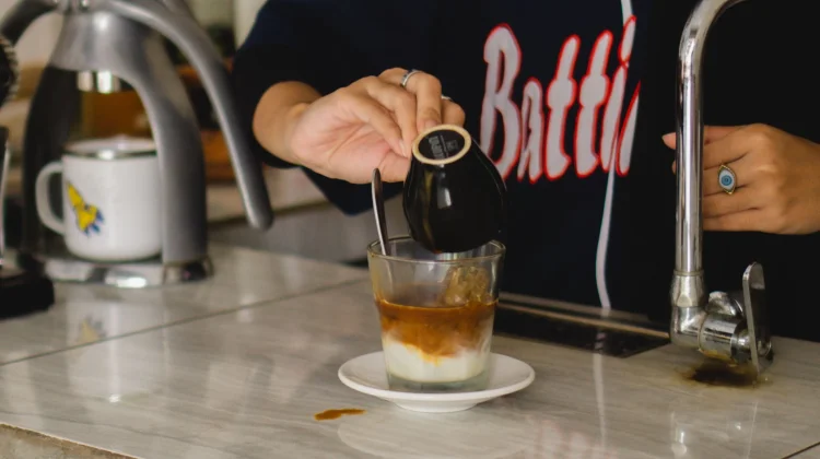 Menyajikan Kopi Mix dengan Teknik yang Tepat Hasilkan Rasa Lebih Nikmat