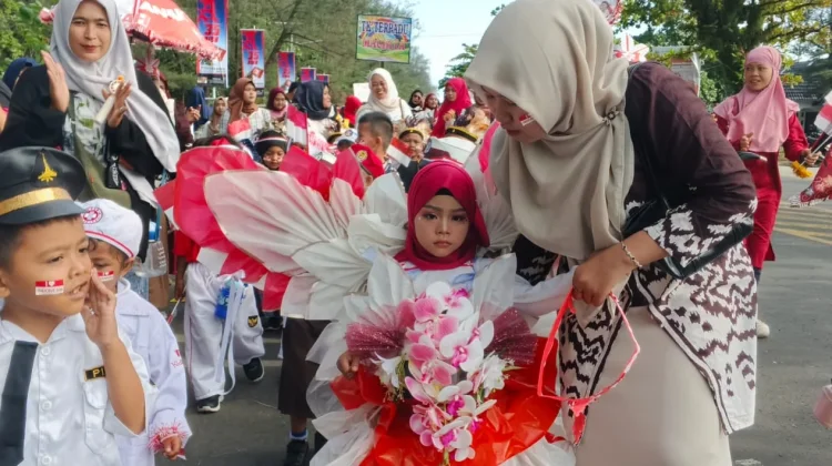 Ribuan Anak TK Semarakkan Festival Pantai Panjang