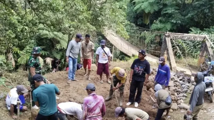 Warga dan TNI Gotong Royong Bersihkan Lahan Jembatan Gantung Perintis Garuda