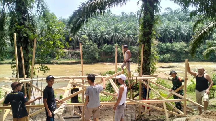 Kodim 0423/BU Bersama Warga Percepat Pembangunan Jembatan Perintis Garuda