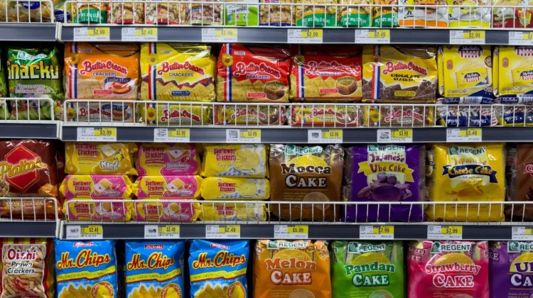 Cegah Anak Terlalu Sering Mengonsumsi Makanan Ringan Tinggi Garam dan Penyedap