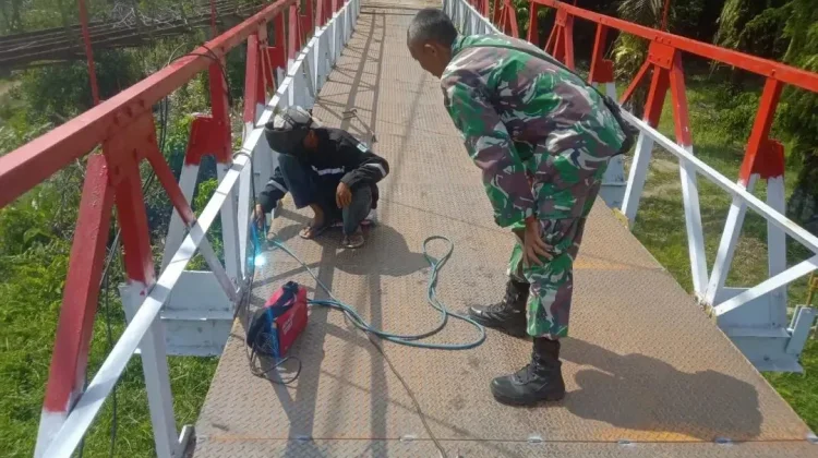Jembatan Garuda di Desa Durian Seginim Sedang Fokus pada Pengelasan Lantai