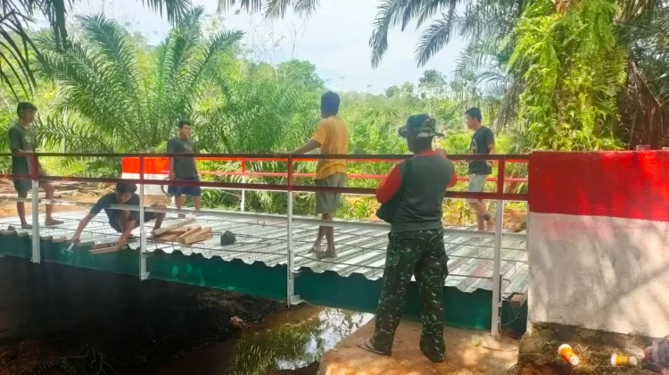 Babinsa Terus Lakukan Pendampingan Terhadap Pengerjaan Jembatan Garuda
