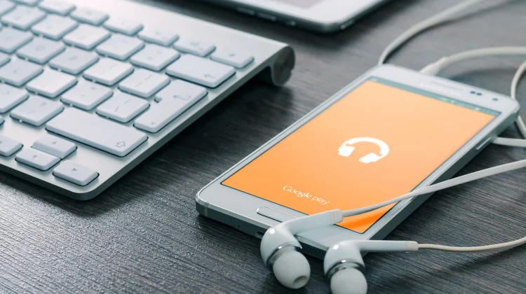 Gen Z Gemar Pakai Earphone saat Bekerja, Berapa Lama Penggunaan Amannya?