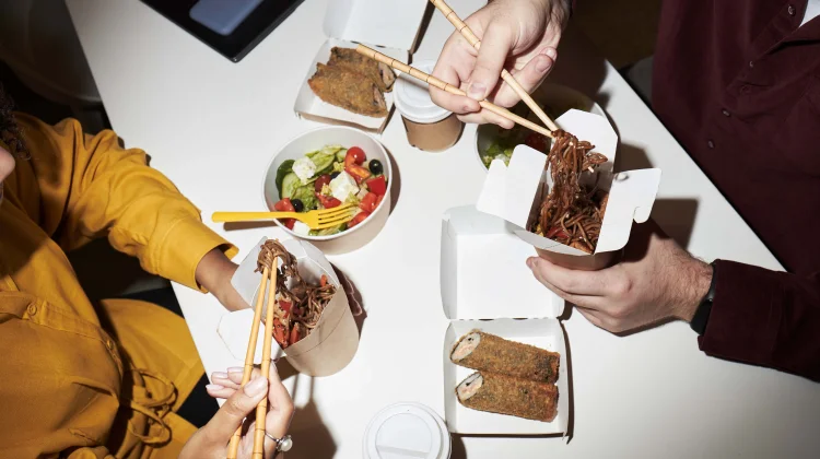 Kebiasaan Makan tengah Malam, Benarkah Berbahaya? Ini Dampaknya bagi Kesehatan