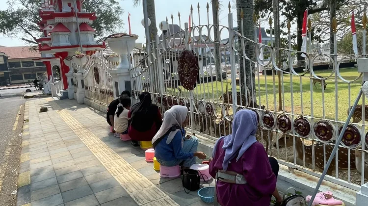 Akhir Pekan, Warga Pilih Beri Makan Rusa di Balai Semarak