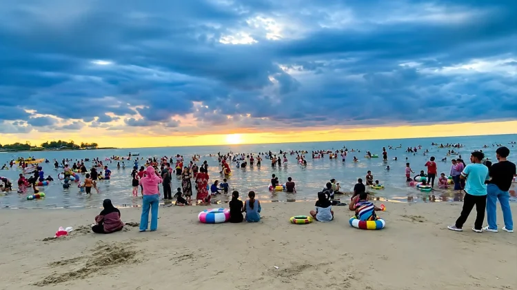 Libur Akhir Pekan, Pantai Zakat Dipadati Wisatawan
