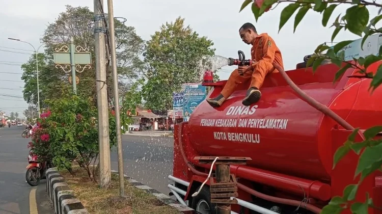 Petugas Damkar Gencarkan Penyiraman Taman Kota