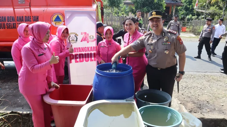 Polres Bengkulu Selatan Salurkan Air Bersih untuk Warga Terdampak Kekeringan