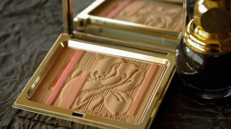 Jangan Sampai Salah Pilih! Ini Cara Menentukan Shade Bedak Padat dan Bedak Tabur