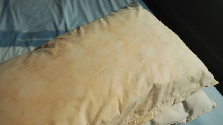 Kenapa Bantal dan Guling Menguning? Ini Penyebab dan Bahayanya
