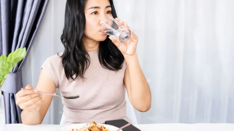 Mitos atau Fakta? Minum saat Makan ternyata Tidak Mengganggu Pencernaan