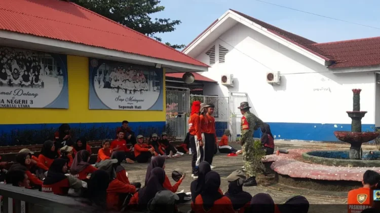 Babinsa Koramil Lais Latih Paskibra Kecamatan untuk Upacara HUT Kemerdekaan RI