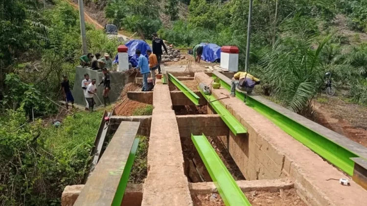 Kodim 0423/Bengkulu Utara Bersama Masyarakat Bangun Jembatan Penghubung 2 Desa