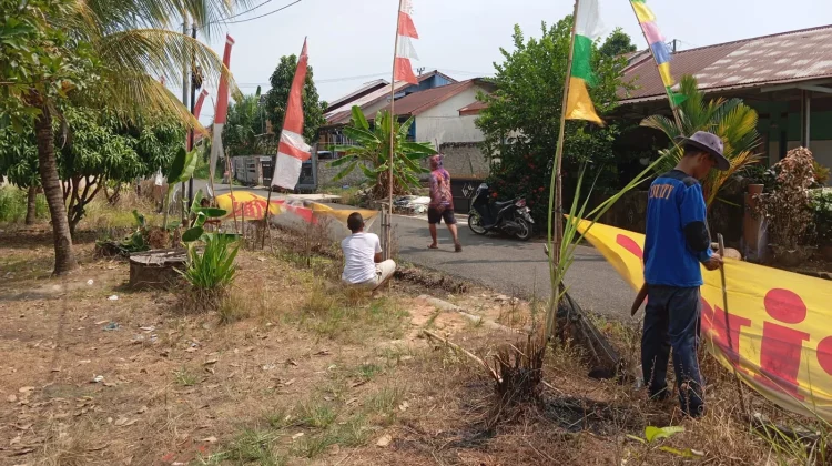 Warga Perumahan Bumi Mas Gotong Royong Sambut HUT ke-81 RI