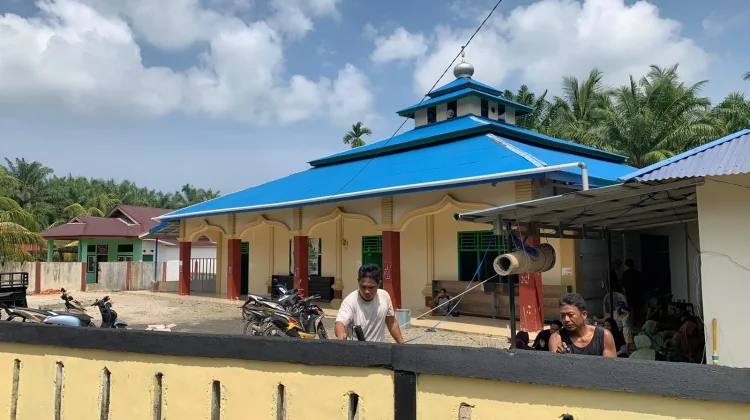Warga Desa Semundam Lestarikan Tradisi Gotong Royong