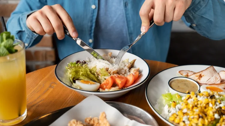 Pola Makan Sehat Bantu Orang Tua Tetap Aktif dan Bugar
