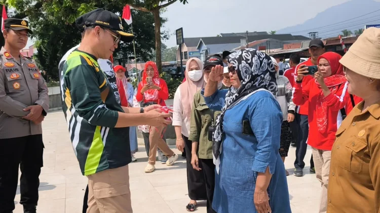 Bupati Kepahiang Bagikan Bendera, Gaungkan Nasionalisme