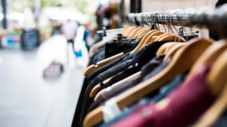 Fenomena Thrifting di Kalangan Anak Muda Bengkulu: Hemat, Gaya, atau Konsumtif?