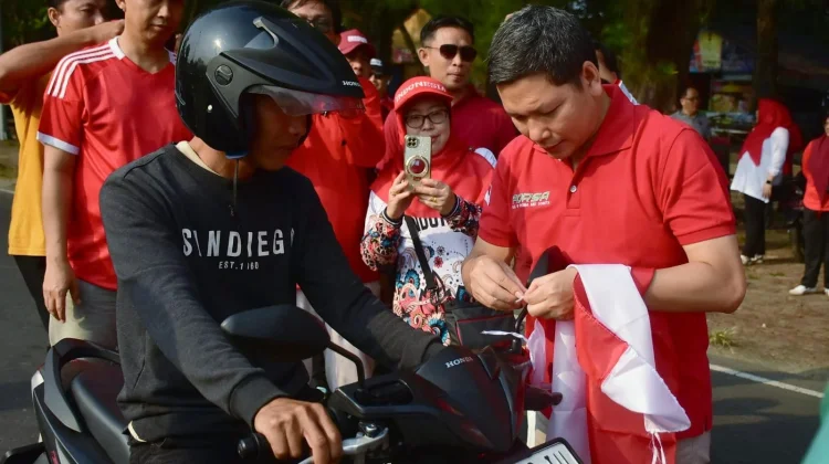 Semarakkan HUT RI, Kakanwil Kemenag Bengkulu Sapa Warga dan Bagikan Bendera