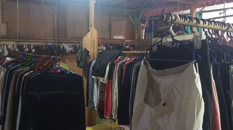 Meskipun Dilarang, Aktivitas Jual Beli Baju Bekas Masih Marak