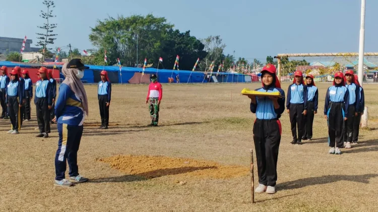 Babinsa Koramil 408-04/Kaur Selatan Latih Paskibra Kabupaten Kaur