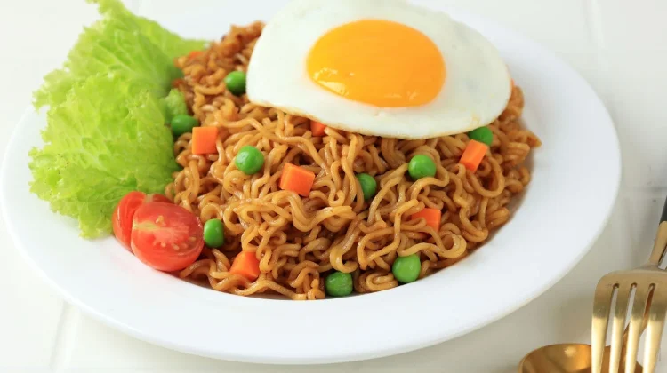 Mie Instan Lebih Sehat? Begini Cara Menyiasatinya