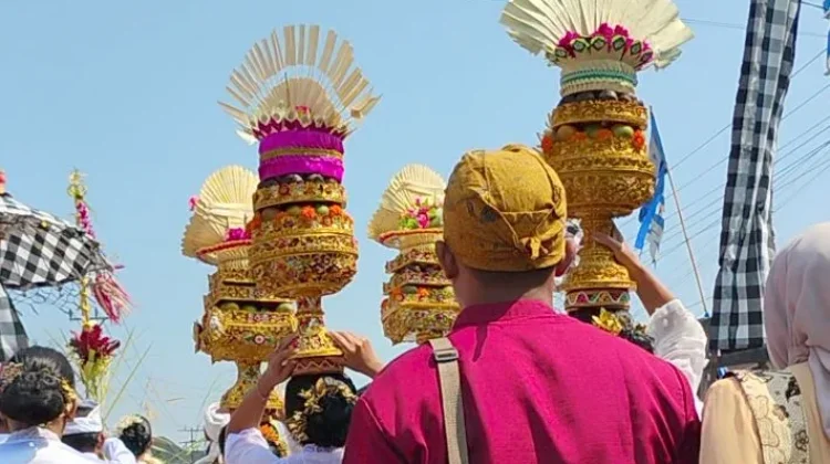 Pawai HUT ke-81 RI di Ujan Mas Meriah, Kesenian dan Busana Adat Bali Curi Perhatian