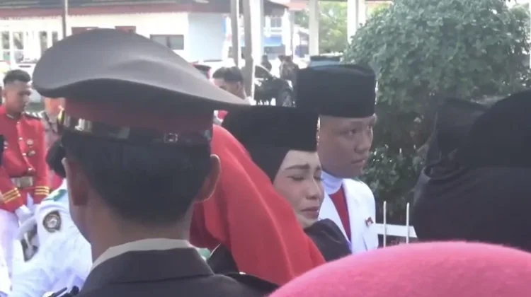 Momen Haru Paskibraka Bengkulu Usai Berhasil Kibarkan Sang Merah Putih