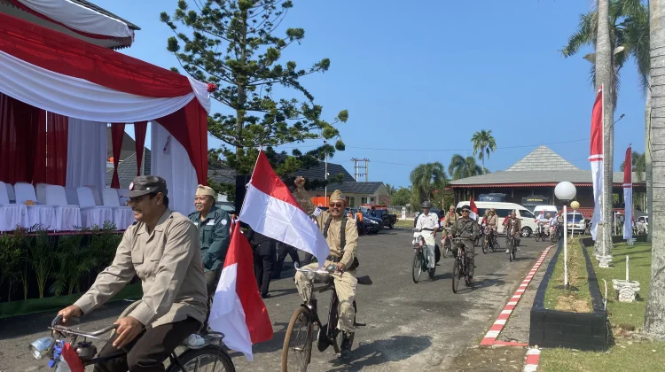 Kerano Van Bencoolen Keliling Kota Bengkulu dengan Sepeda Ontel Semarakkan HUT RI