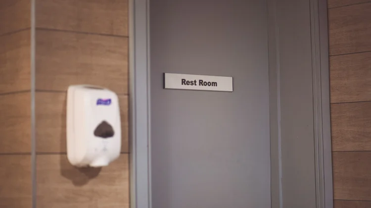 Main HP di Toilet Bisa Berakibat Fatal? Ini Risiko yang Perlu Diwaspadai