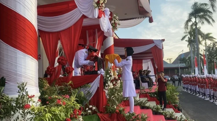 Cium Bendera Merah Putih, Wagub Mian Tegaskan Semangat Nasionalisme