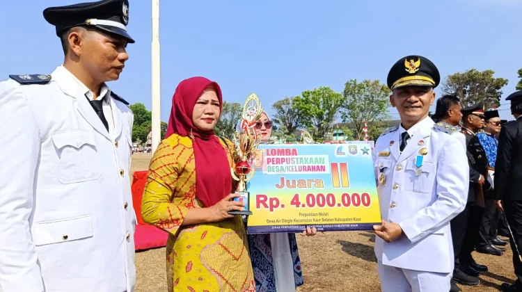 Dinas Perpustakaan Serahkan Piagam Penghargaan Lomba Perpustakaan Desa