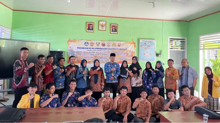 Unived Bengkulu Latih Guru SMAN 1 Lebong Bikin Alat Praktikum Berbasis IoT