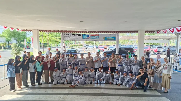 HUT ke-81 RI, Bandara Fatmawati Soekarno dan Balai Bahasa Bagikan Buku Gratis