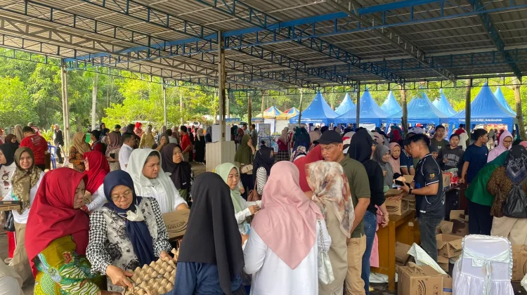 Warga Serbu Bazar Pasar Murah Pemkot Bengkulu