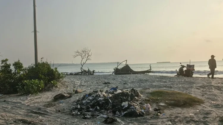 Kebersihan Pantai Lentera Merah Jadi Sorotan, “Sampah Berserakan”