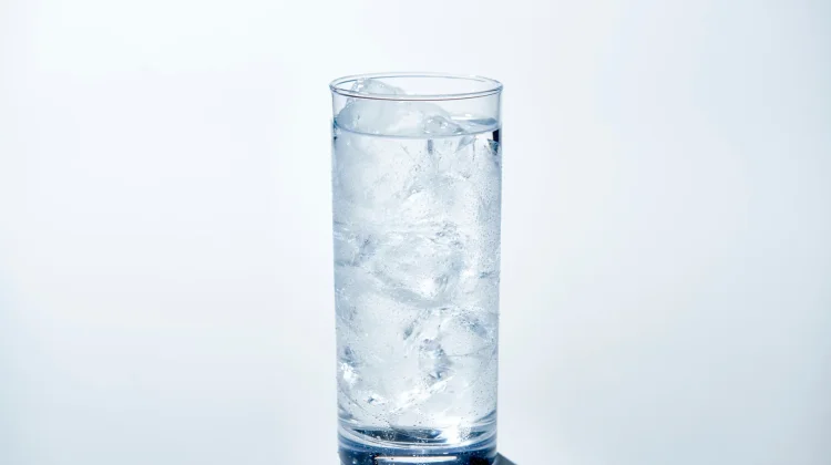 Mitos atau Fakta: Minum Air Dingin Bisa Bikin Radang Tenggorokan?