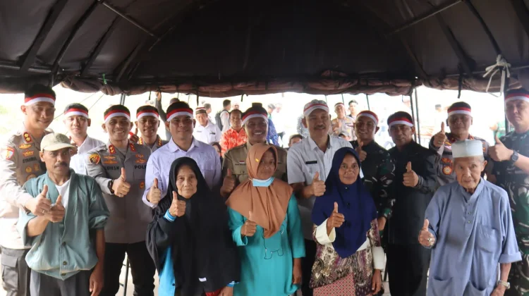 Kapolda Bengkulu Berikan Bantuan Sosial ke Petani di Rejang Lebong