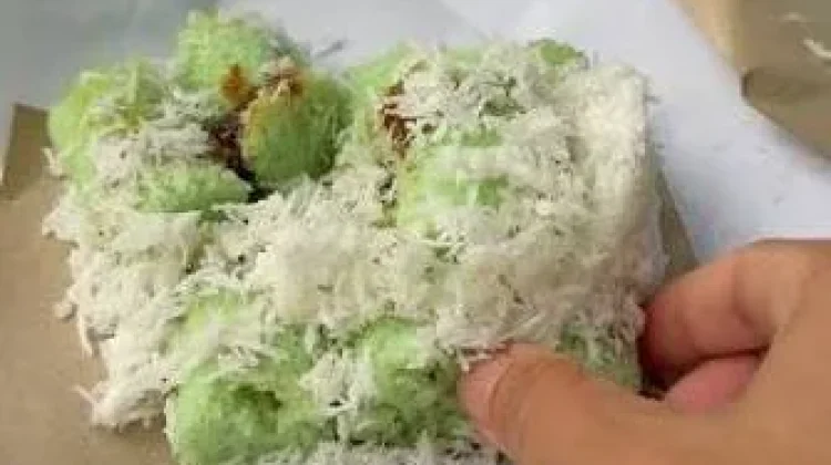 Kue Putu Bertahan ditengah Gempuran Jajanan Kekinian di Bengkulu