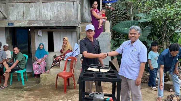 Pelepah Pisang Disulap Menjadi Piring Bernilai Ekonomi di Bengkulu tengah