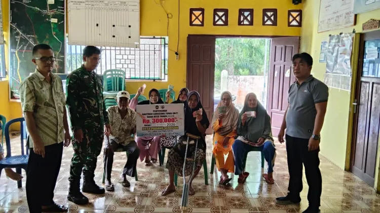 Wujud Peran Aktif, Babinsa Koramil Pino Dampingi Penyaluran BLT Dana Desa