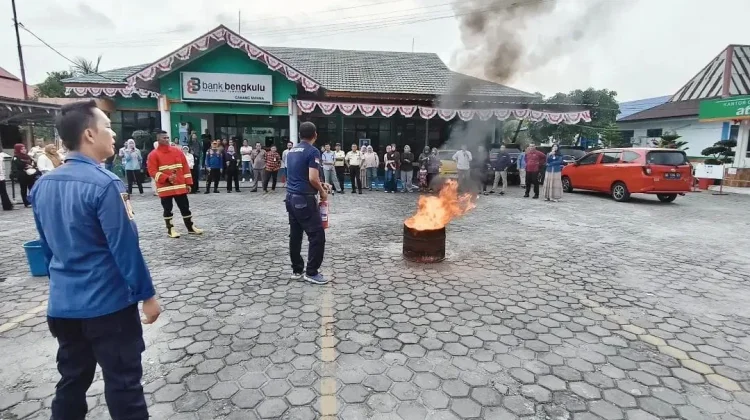 Damkar Bengkulu Selatan Gelar Simulasi Penanganan Kebakaran di Bank Bengkulu