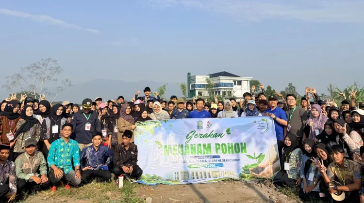 IAIN Curup Ajak Mahasiswa Baru Tanam Pohon di Hutan Kampus