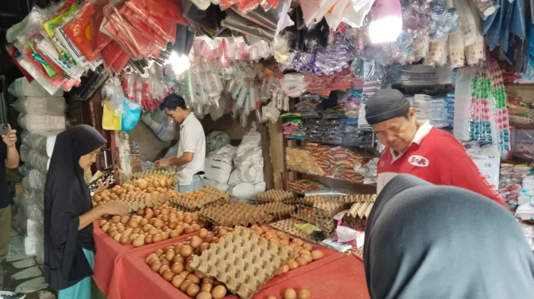 Harga Telur Ayam di Pasar Minggu Bengkulu Turun hingga Rp3.000 per Karpet