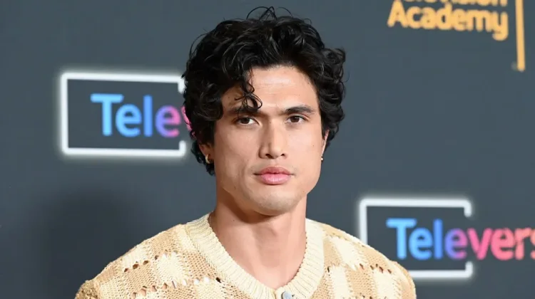 Charles Melton Dikabarkan Akan Perankan Kakashi dalam Film Live Action Naruto
