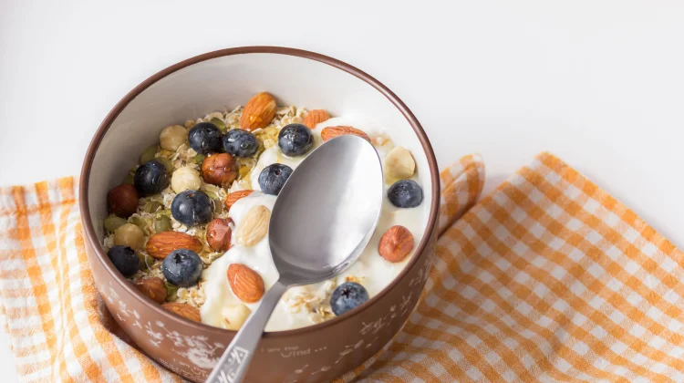 Benarkah Yogurt Plain Lebih Baik daripada Yogurt dengan Varian Rasa?